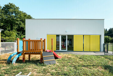 Külső, déli bejárat, nyitva – RAG Építészműhely: A zákányi bölcsőde új épülete. Fotó: Greg András
