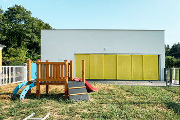 Külső, déli bejárat, zárva – RAG Építészműhely: A zákányi bölcsőde új épülete. Fotó: Greg András
