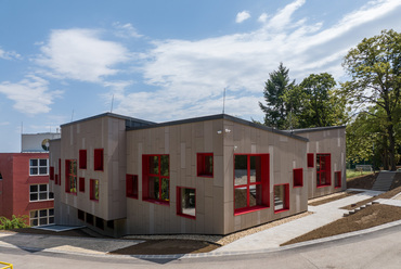A Lauder Iskola bővítése: tantermek és tornaszoba – tervező: TIBA Építész Stúdió – fotó: Palkó György

