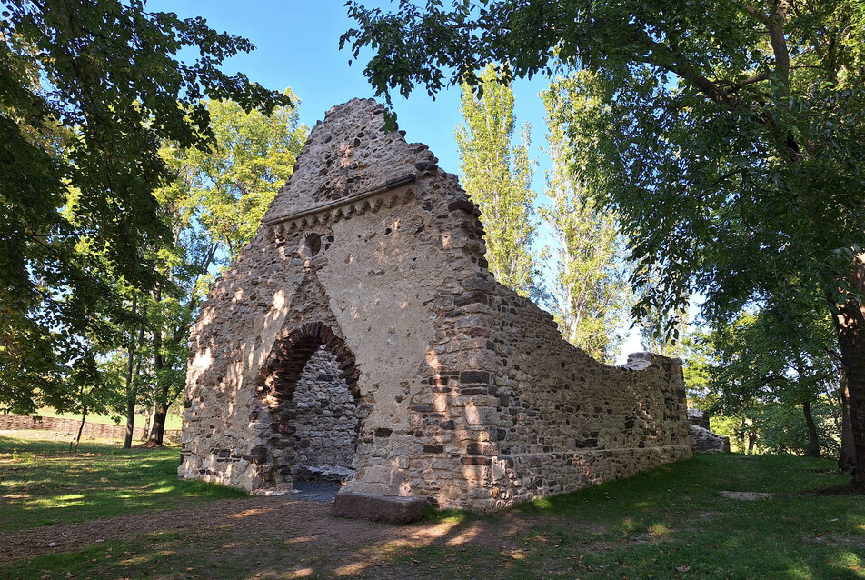 A kövesdi templomrom és környezetének helyreállítása