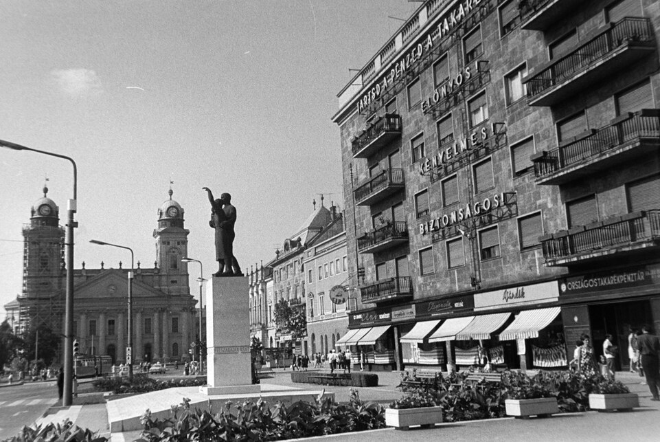 Piac utca (Vörös Hadsereg útja), Felszabadulási emlékmű (ma Debreceni család) Pátzay Pál 1967-ben felavatott alkotása. Háttérben a Református Nagytemplom., 1970. Forrás: Fortepan / Bojár Sándor