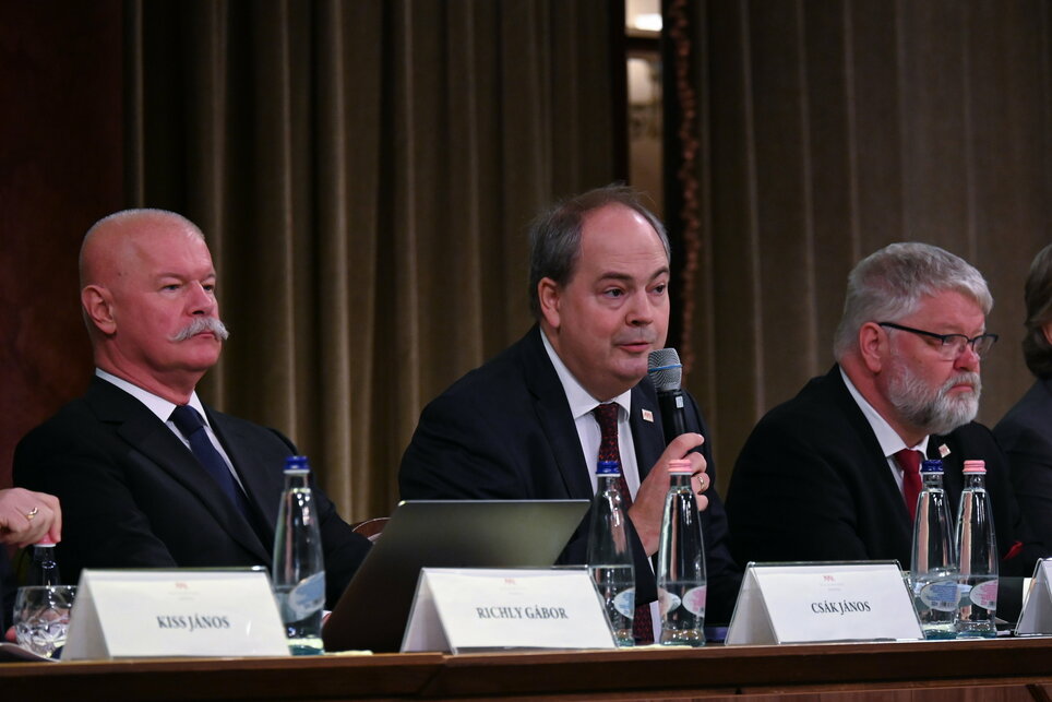 Csák János kulturális és innovációs miniszter, Vashegyi György, az MMA távozó elnöke és Turi Attila, az MMA új elnöke. Forrás: MTI/Máthé Zoltán