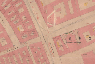 Kataszteri térkép 1867-ből, amelyen már szerepel a millenniumi várostervezési szándék a Rákóczi úti sarokházak lekerekítéséről.

forrás: maps.arcanum.hu
