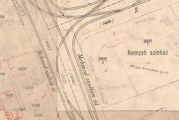 Egy utólagos bejegyzésekkel ellátott 1912-es kataszteri térkép, amin egyrészt a mai állapotának megfelelően ábrázolva van a két szakaszban, 1935-ben és 1939-ben felépült Georgia-bérház, másrészt megelőlegezve a mai állapotot tükrözve van a visszaugratott-lekerekített sarok a Rákóczi út túloldalára.

forrás: maps.arcanum.hu
