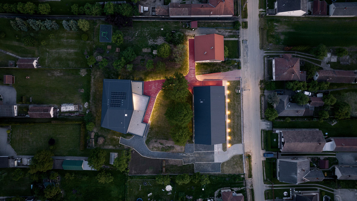 A Szentpéterfai Horvát-Magyar Kétnyelvű Nemzetiségi Általános Iskola épületegyüttesének fejleszése - tervező: CAN Architects - fotó: Alex Shoots Buildings / Alexandra Timpau. Forrás: Építészfórum archívum