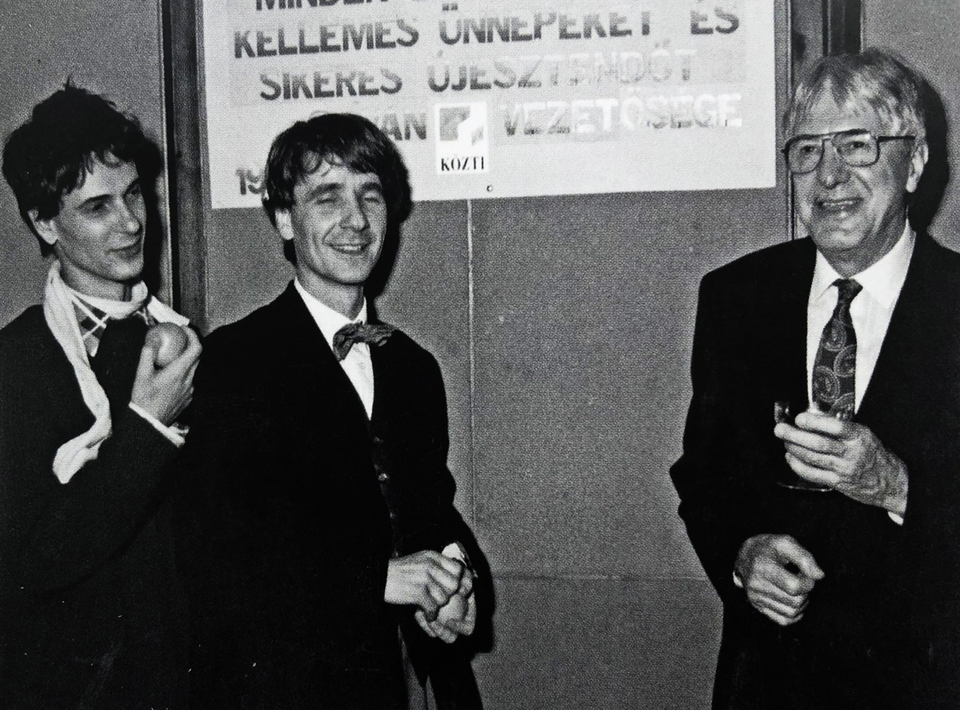 Turi Zoltán, Zoboki Gábor és Zalaváry Lajos a KÖZTI szilveszteri ünnepségén, 1989 körül.
forrás: Götz Eszter: Zalaváry Lajos építészete, MMA Kiadó, 2018.