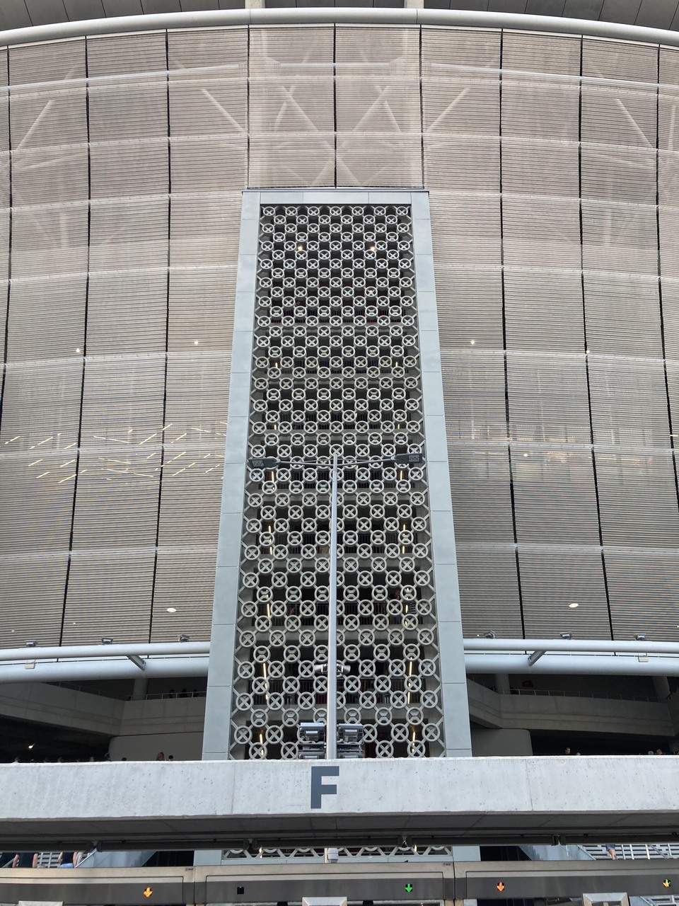 Puskás Aréna beton és acél homlokzati árnyékolói. Sokszor az árnyékoló szerkezet az építészeti koncepció része. (fotó: Beliczay Gábor)