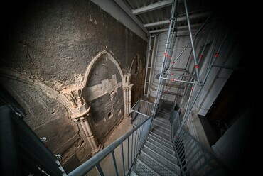 A Gizella Kápolna felső szintje a WIP emblematikus helyszíne: egy barokk homlokzat emeleti ablaka előtt állványon “lebegve” középkori kápolnába jutunk. 2025-től láthatjuk majd, de ilyen közelről “csak itt, csak most”. Fotó: Gaylhoffer-Kovács Gábor
