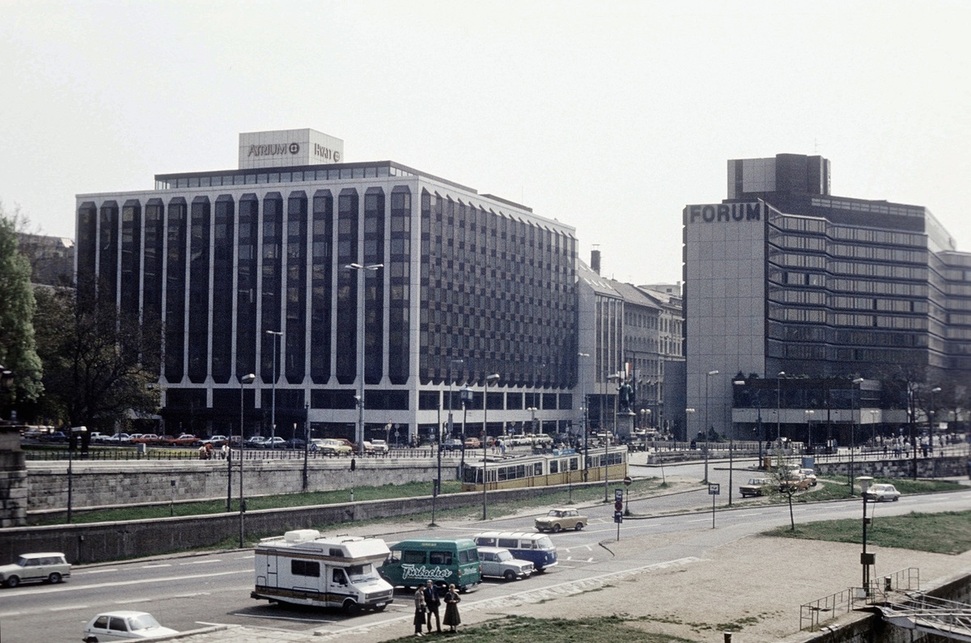 Kilátás a Széchenyi Lánchídról az Eötvös tér felé, balra az Atrium Hyatt (ma Sofitel), jobbra a Forum szálló (ma InterContinental) egy 1985-ös felvételen. Fotó: Fortepan / Belházy Miklós

