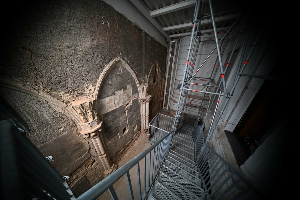 A Gizella Kápolna felső szintje a WIP emblematikus helyszíne: egy barokk homlokzat emeleti ablaka előtt állványon “lebegve” középkori kápolnába jutunk. 2025-től láthatjuk majd, de ilyen közelről “csak itt, csak most”. Fotó: Gaylhoffer-Kovács Gábor
