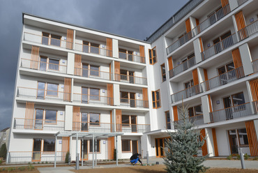 Veszprémi Építész Műhely: 50 lakásos apartmanház idősek számára, Veszprém. Fotó: Kovács Dávid DLA
