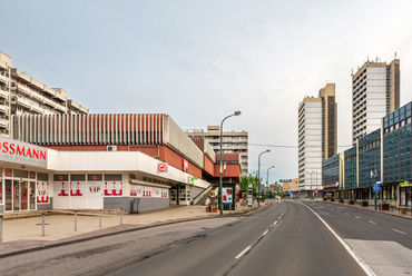 A hatvanas évek végén nagy lendülettel átépülő Salgótarján központjában két fontos épületet tervezett Finta József. A Pécskő Áruház némi csúszással, szintén 1969-re készült el teljesen.
