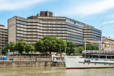 A pesti dunaparti szállodasor második nagy épülete a Hotel Forum, azaz a mai InterContinental Budapest Hotel 1981-re készült el.
