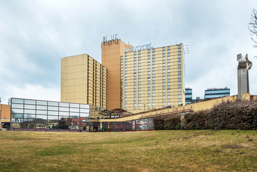 Szintén nyugati közreműködéssel készült el 1982-re a BAH-csomópont képét meghatározó Novotel Hotel. Az ekkori beruházásokkal Finta neve végleg összeforrt a versenyszféra elvárásainak megfelelő, városképi jelentőségű építészettel.
