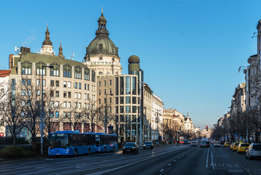 A budapesti belváros egyik legfontosabb üres telkén, az Andrássy út Hősök terével ellentétes végpontján épült 1990-ben a Nemzetközi Kereskedelmi Központ. A helyén álló alacsony házat még az 1960-as években, a József Attila utca négysávosítása érdekében bontották le.

 
