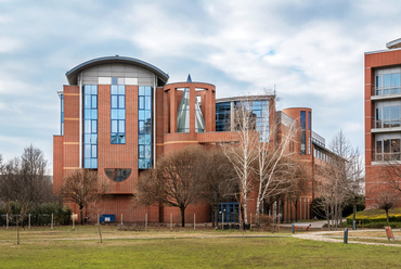 A lágymányosi egyetemi negyed jellegzetes tégla architektúrájához illeszkedő BME Informatikai Épület 1997-re készült el.
