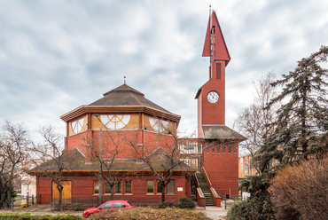 A legtöbb szocialista iparvároshoz hasonlóan Százhalombattán is csak a rendszerváltás után épülhettek nagyobb templomok. A református templom 1998-ra készült el, jellegzetes posztmodern stílusban.
