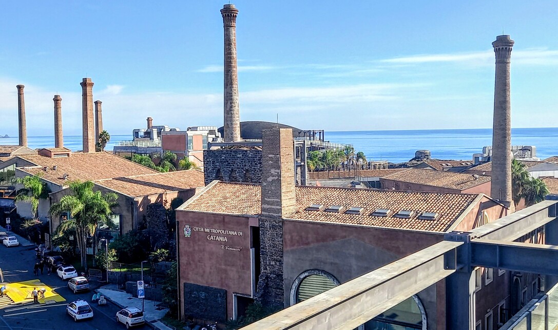 Catania, Le Ciminiere háttérben a Földközi tengerrel, Fotó: Lampert Rózsa
