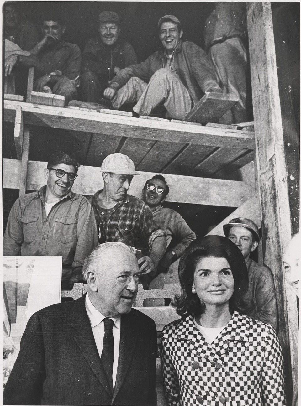 Breuer Marcel és Jacqueline Kennedy a Whitney Múzeum építésénél, 1965 Oct. 21. Forrás: Noble, Bob (Archives of American Art, Smithsonian Institution.)
