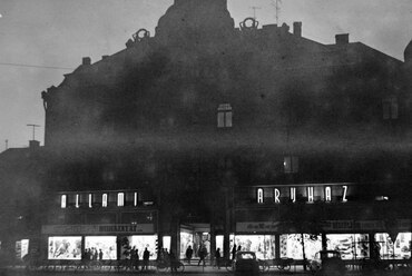 Fő tér 12. az Állami Áruházzal, 1963. Forrás: Fortepan / Bojár Sándor
