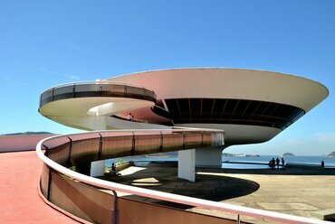 2. Ábra: Niterói Kortárs Művészeti Múzeum Rio de Janeiroban
