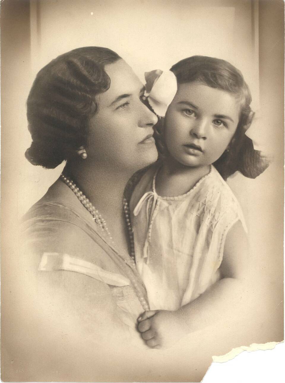 Wolf Johanna édesanyjával, Reif Elza festőművésszel, 1907 körül. Fotó Wolf Johanna hagyatékában, Vitányi Pál jóvoltából.