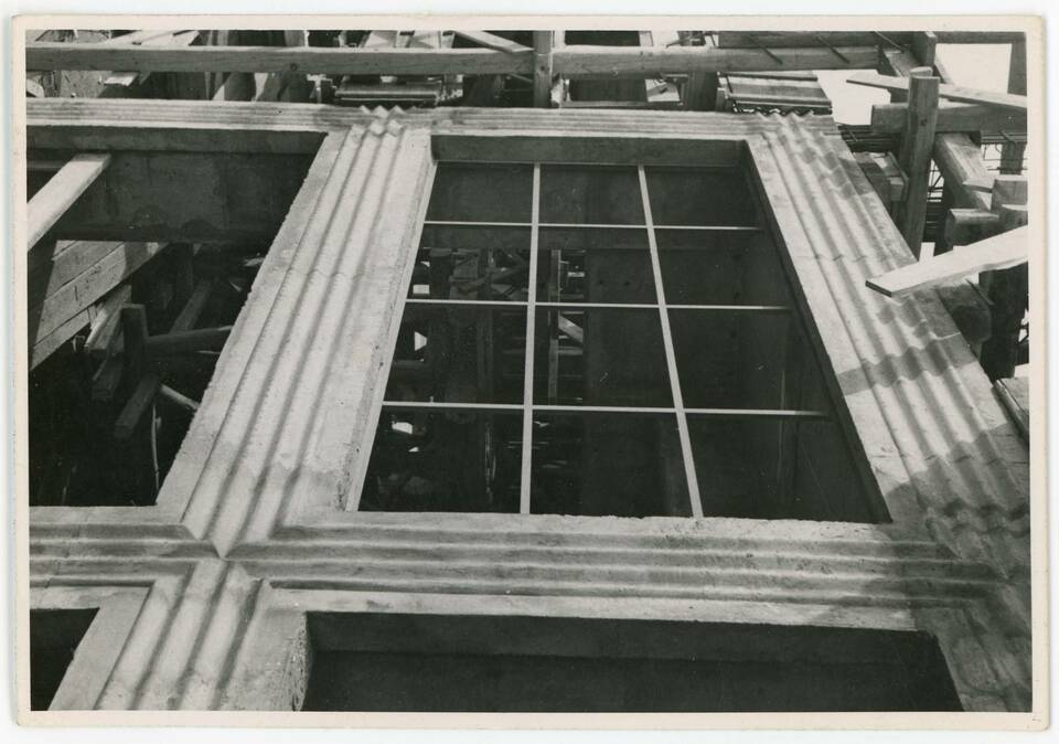 Vasbeton ablakkeretek előregyártása, vélhetően a Ganz Villamossági Művek budai telephelyén (1947-1949). Fotó Wolf Johanna hagyatékában, Vitányi Pál jóvoltából.