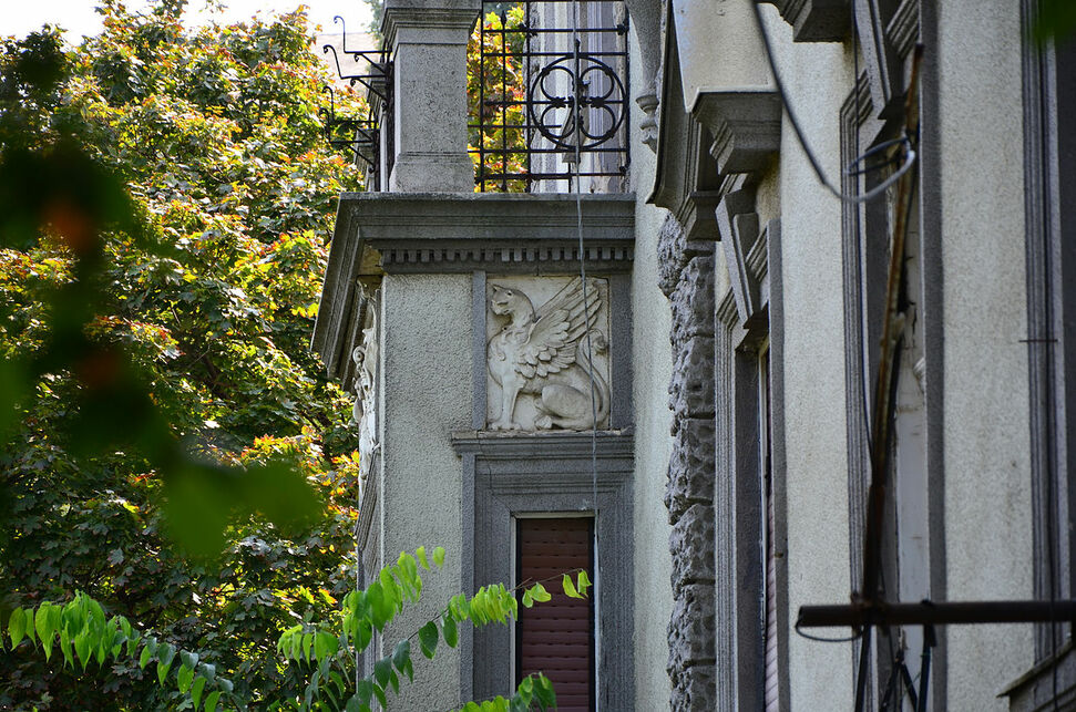 A torony első emeleti zárt erkélyének ablaka fölötti, díszes fríz. Forrás: Szetya - Indafotó/Wikipedia