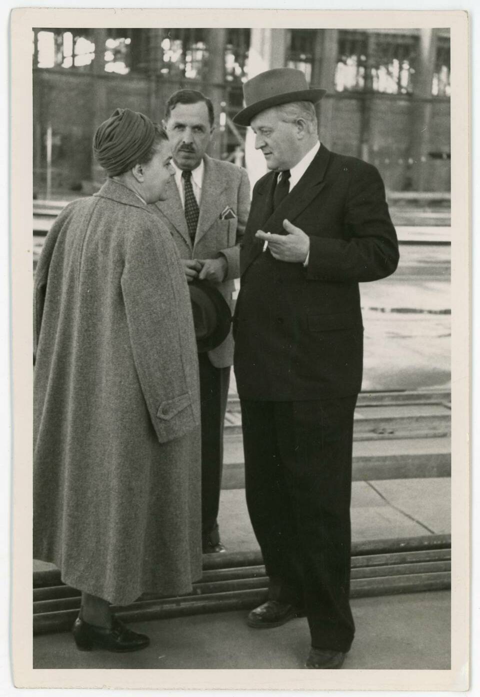 Wolf Johanna és Szél Gyula a Ganz Vagongyár építkezésén, 1948-ban. Fotó Wolf Johanna hagyatékában, Vitányi Pál jóvoltából.
