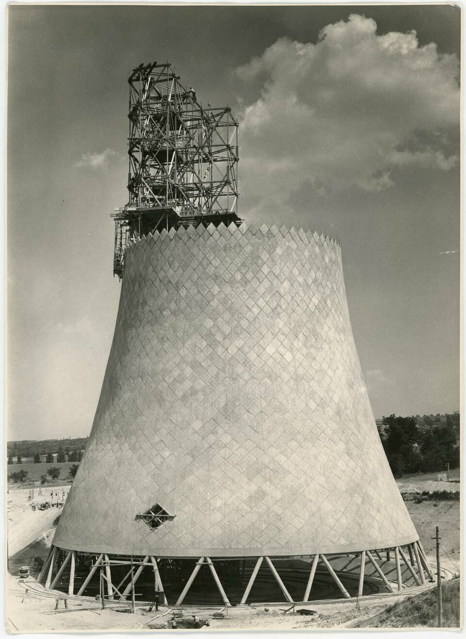 Az ajkai hőerőmű forgáshiberboloid alakú hűtőtornyának kivitelezése (1948). Fotó Wolf Johanna hagyatékában, Vitányi Pál jóvoltából.