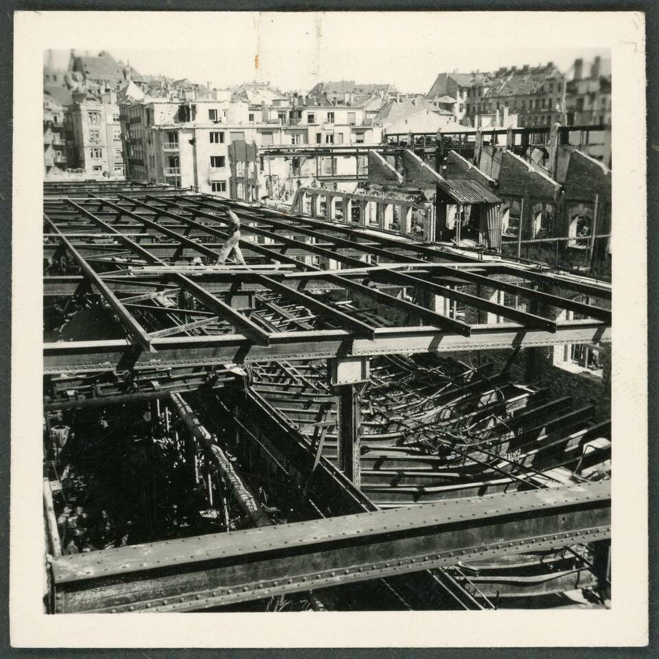 A Ganz budai gyára a világháborús károkkal, 1945 körül. Fotó Wolf Johanna hagyatékában, Vitányi Pál jóvoltából.