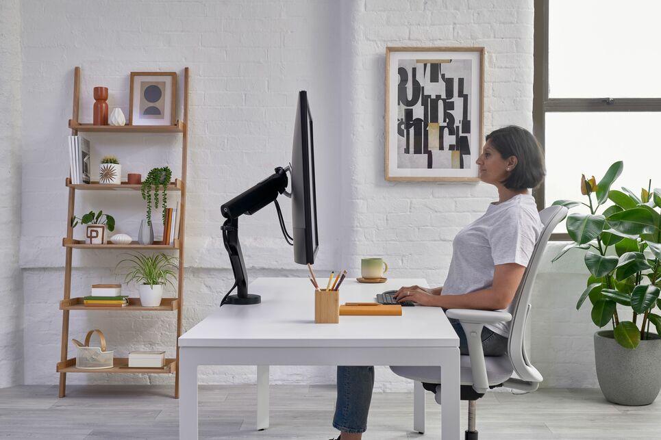 A Colebrook Bosson Saunders Flo X kollekciója az íróasztal mellett dolgozókat segíti – forrás: MillerKnoll