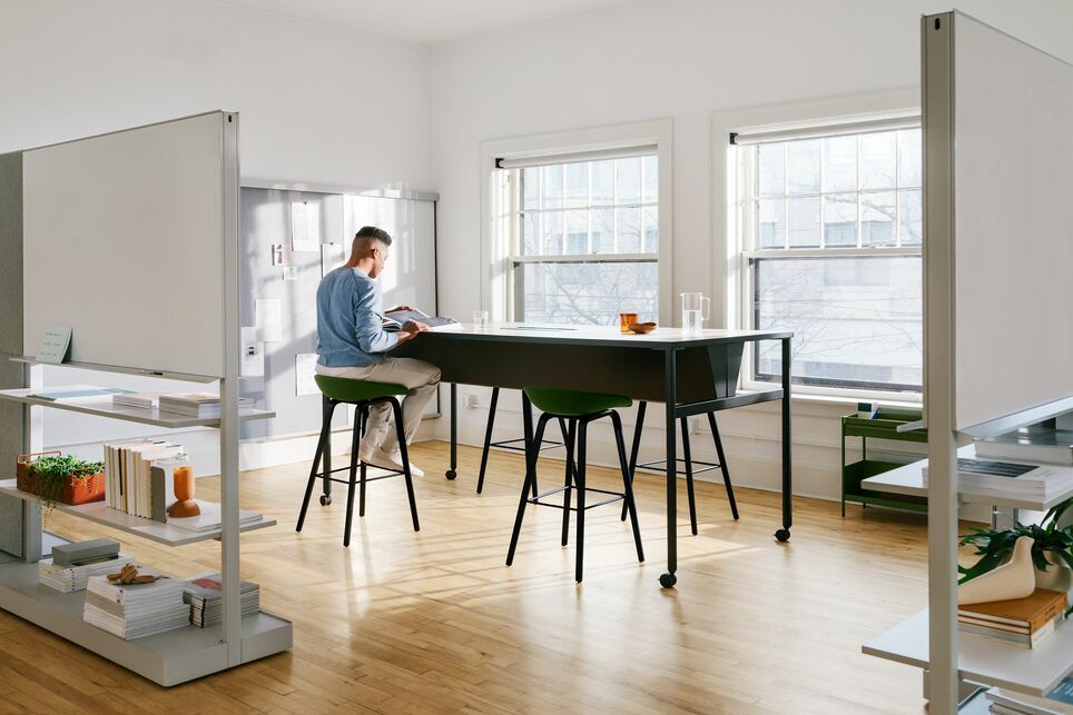 A Herman Miller OE1 Workspace kollekciója lehetőséget nyújt a térrel való kísérletezésre – forrás: MillerKnoll