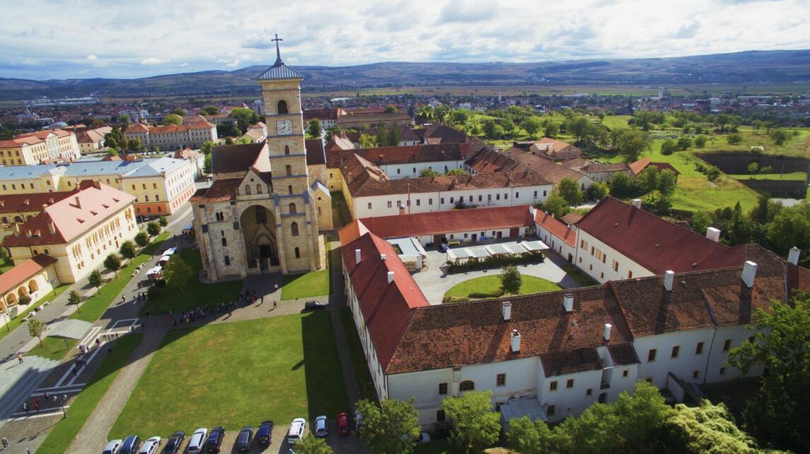 A székesegyház és a palota keleti szárnya
Forrás: Gyulafehérvár önkormányzatának hivatalos oldala