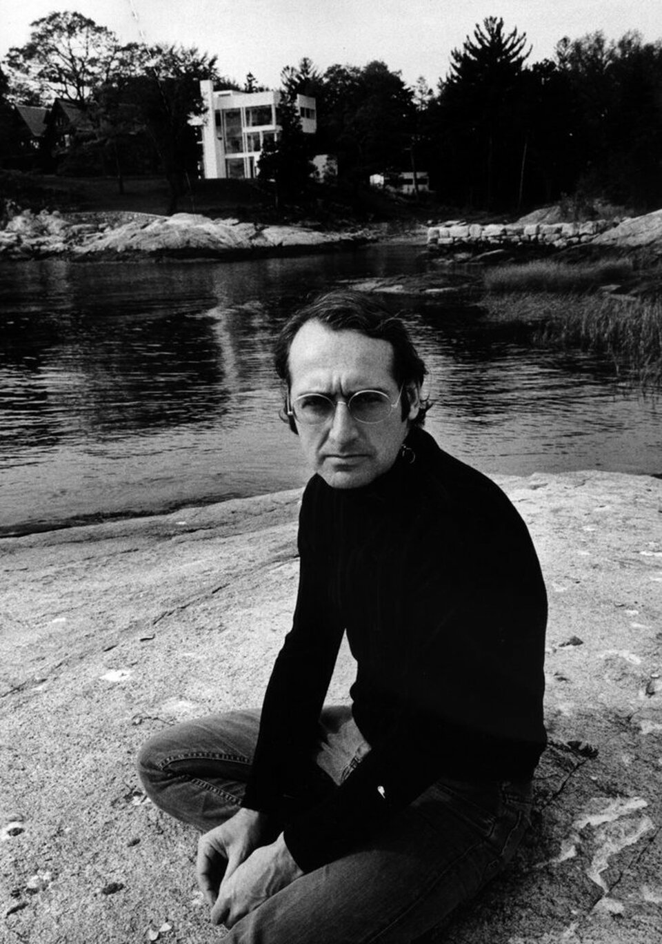 Fekete garbós, kerek szemüveges építész. Richard Meier portéja a Smith House-nál, 1967 © Richard Meier & Partners. Forrás: Archdaily