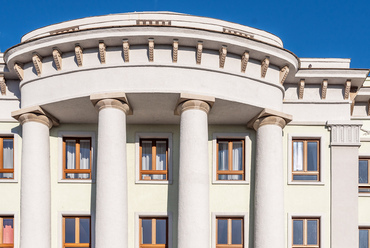 Bár a hazai szocreál leginkább a klasszicizmust idézte meg, ezt sokféle formában tette. A Szovjetunióra jellemző barokk nem nyert teret, de a Nyíregyháza központjában álló irodaház tervezői ebbe az irányba is tettek kísérletet.
 
