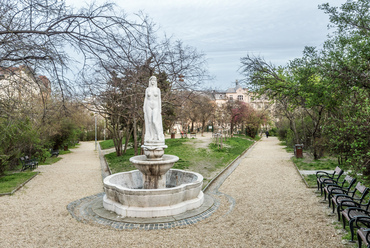 A domb nyúlványának központi, apró fennsíkján, az új Mecset utca, és az évszázados Margit utca között kapott helyet a mai Margit-park. A Nagykörúttól alig száz méterre, de annál magasabban, kissé félreeső helyen kialakult, mára kissé megkopott állagú területet szinte csak a helybéliek ismerik.
