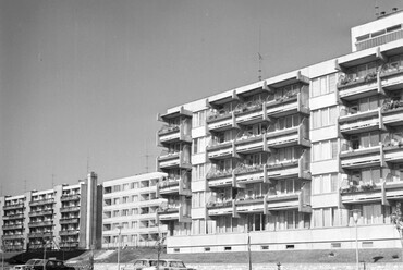 Az S₅ jelű épület homlokzata, háttérben az S1 jelű épület (forrás: Lechner Tudásközpont, Dokumentációs Központ, Fotótár)

