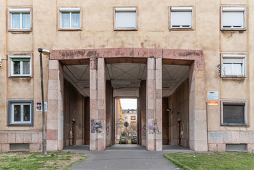 A dunaújvárosi Kodály Zoltán utcában jóval geometrikusabb, monumentális oszlopcsarnokok vezetik át a gyalogosforgalmat.
