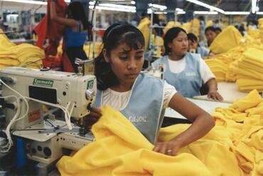 Indonéziai ruhaipari munkásnők 

