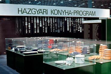 A Házgyári konyhaprogram kiállítása az 1975. évi őszi BNV-n (forrás: Novák Piroska: Részletek tükrében. Házgyári konyhaprogram 1972–1975. In Octogon. Architecture & Design. 2015/3, 28. évf. 119. szám, 87.
