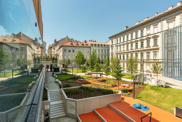 A Kálvin tér és a Ferenciek tere közötti üres telek 2022-re változott nagyot, 32 beállós autóparkolóból egy többfunkciós park született.
