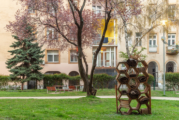 Az átadása után egy ideig még Belvárosi pihenőparkként működő területet később a gyermekregényeiről ismert Janikovszky Éváról nevezték el. Műveinek idézetei, és az általuk inspirált festmények egyaránt megtalálhatók a parkban.
