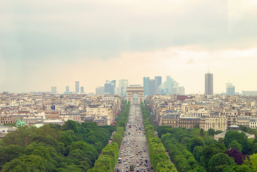 Champs Elyseés, a háttérban a La Défense. Forrás: Wikimedia Commons / Bert Kaufmann
