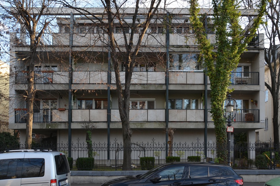 Budapest VI. kerület, Andrássy út 117. – utcai homlokzat a régi villa kerítésével. Fotó: E. Juhász Veronika, 2023