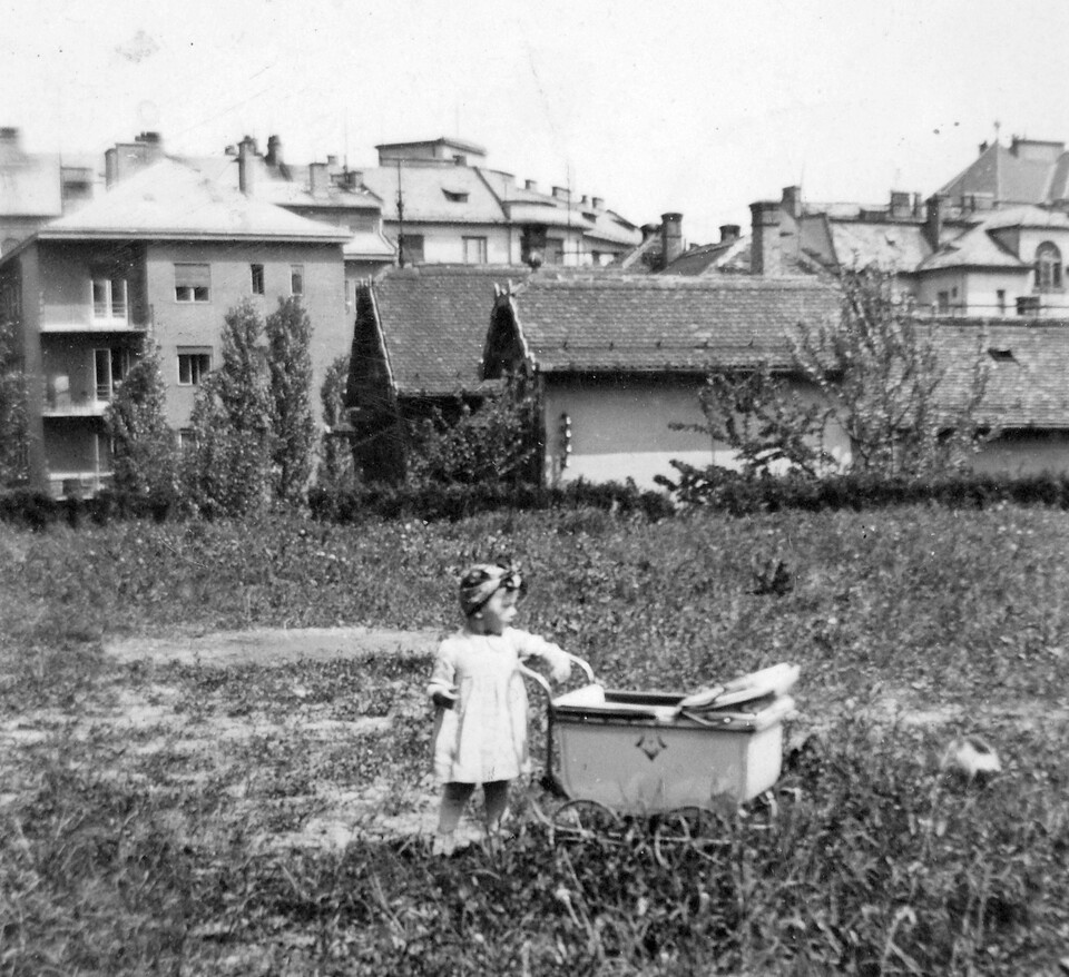 A Böszörményi út és Kiss János Altábornagy utca közötti terület a Szoboszlai utcánál. Háttérben az Ugocsa utca épületei, 1950. Forrás: Fortepan
