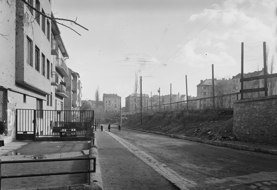 Szoboszlai utca a Böszörményi út felől a Kiss János altábornagy utca felé nézve, 1951. Forrás: Fortepan/UVATERV