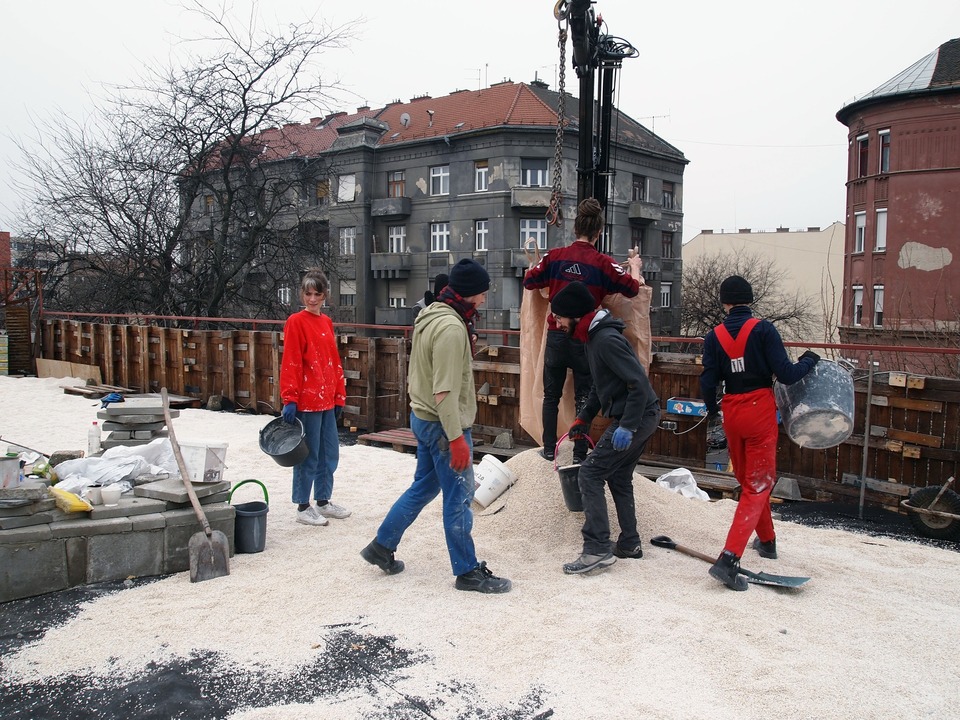 Építkezés közben. Forrás: Gólya Építők
