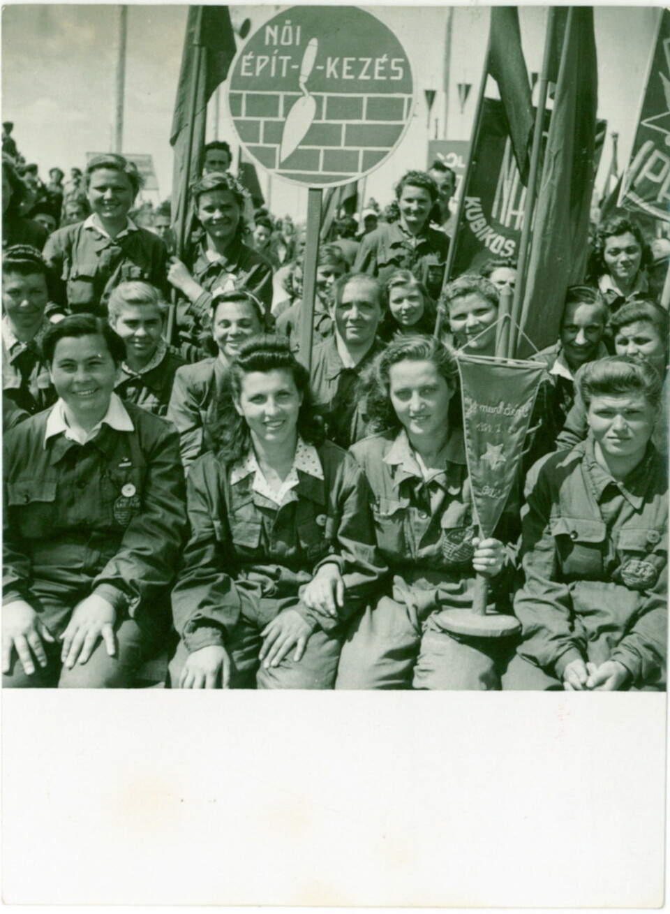 Női építkezés,1950-es évek, Dunaújváros, Magyarország. Forrás: Intercisa Múzeum, Dunaújváros fotóarchívuma