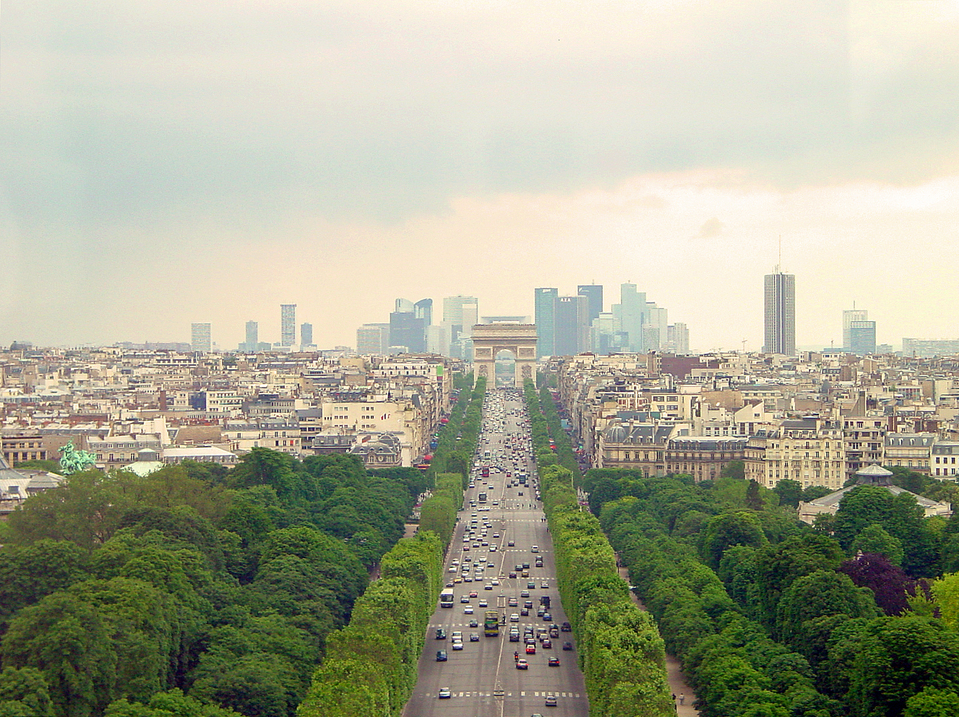 Champs Elyseés, a háttérban a La Défense. Forrás: Wikimedia Commons / Bert Kaufmann